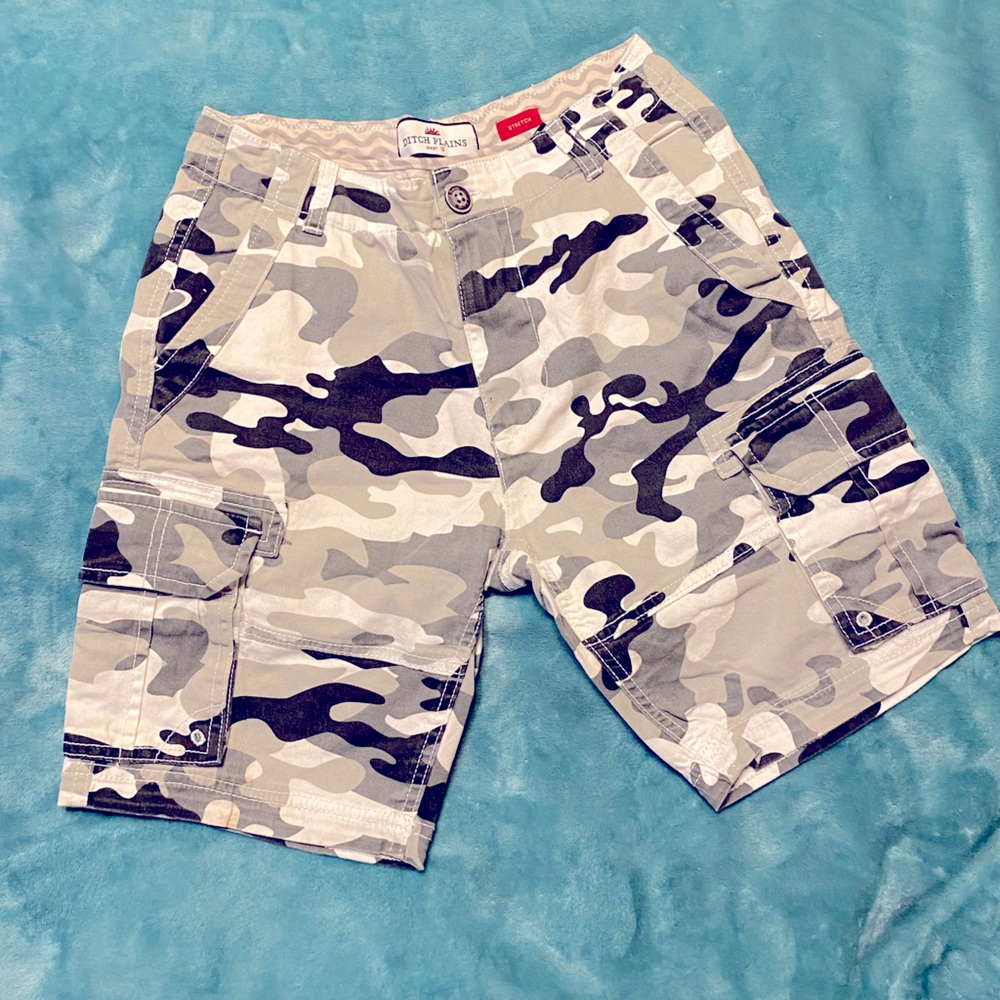 ⚡️SOLD⚡️Camo cargo shorts size 12